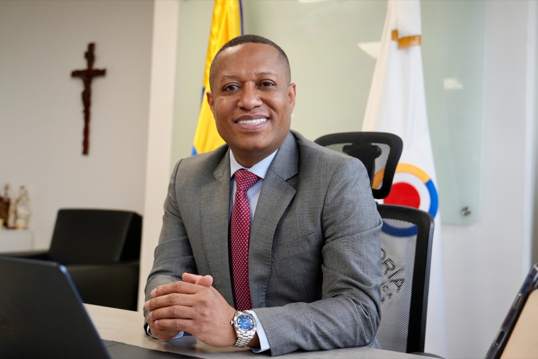 Luis Enrique Abadía García sonriendo en su oficina