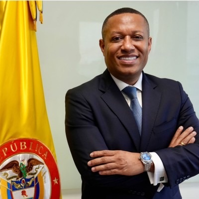 Luis Enrique Abadía García junto a la bandera de la República de Colombia